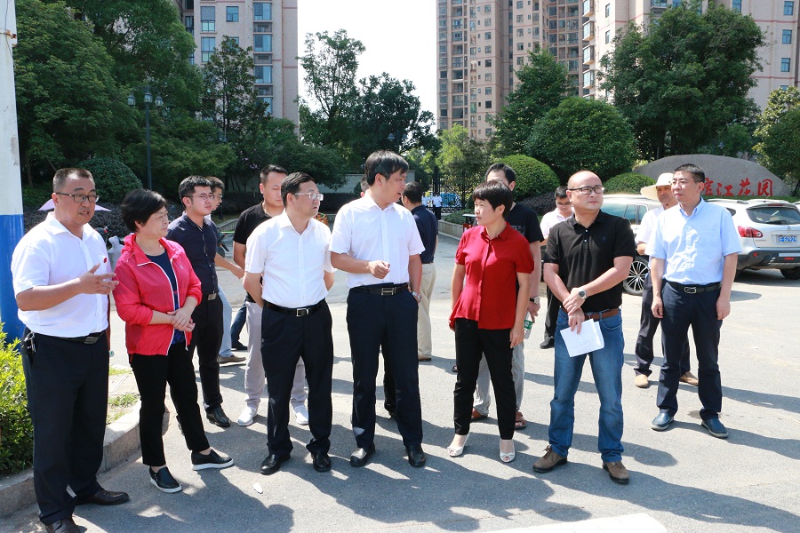 信州區(qū)政府、市城投集團(tuán)公司聯(lián)合指揮部現(xiàn)場(chǎng)辦公合力推進(jìn)征地拆遷工作