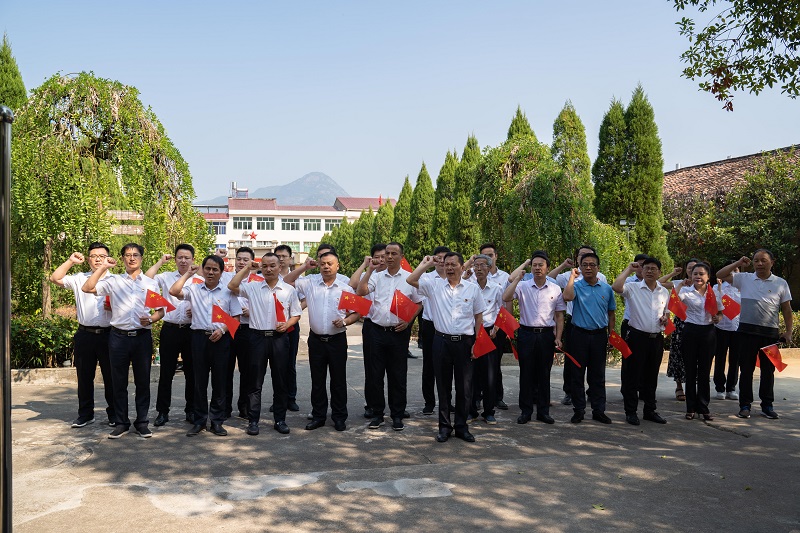 市城投集團(tuán)公司赴橫峰縣葛源革命烈士紀(jì)念館開展“不忘初心、牢記使命”主題教育活動