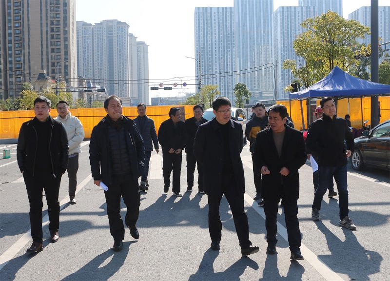 黃海調(diào)研集團(tuán)公司重點(diǎn)督查項(xiàng)目并主持召開現(xiàn)場調(diào)度推進(jìn)會